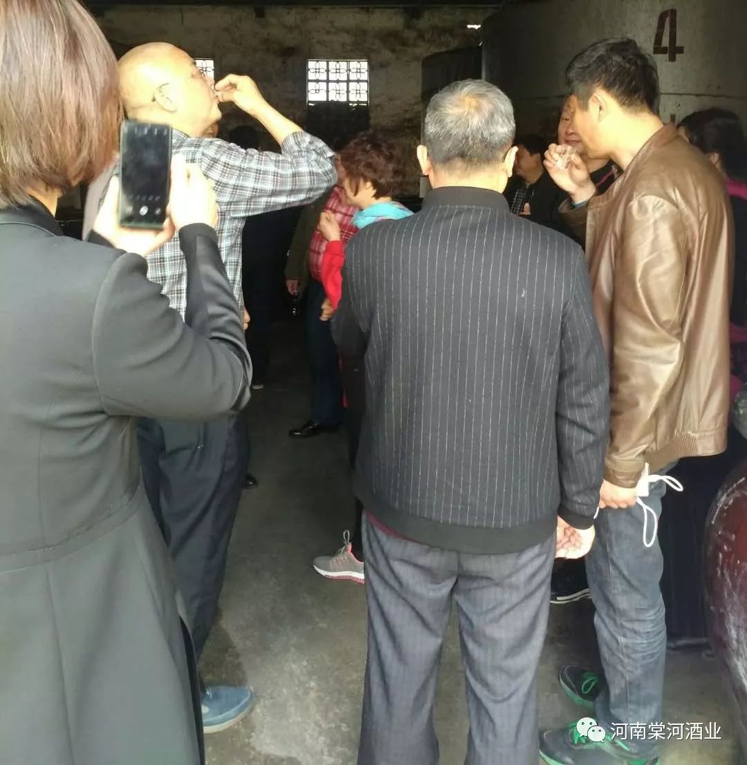 中國美術(shù)家協(xié)會會員一行蒞臨棠河酒業(yè)采風(fēng)