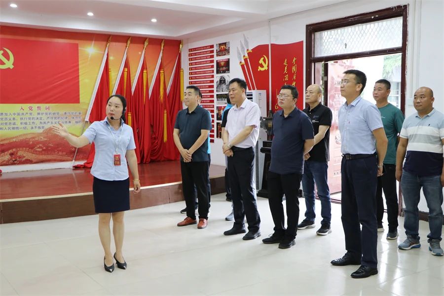 西平縣煙草專賣局?jǐn)y手棠河集團酒業(yè)公司助推鄉(xiāng)村振興工作研討會