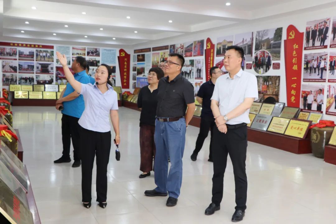 河南省酒業(yè)協(xié)會(huì)副會(huì)長趙書民一行到棠河集團(tuán)調(diào)研指導(dǎo)工作